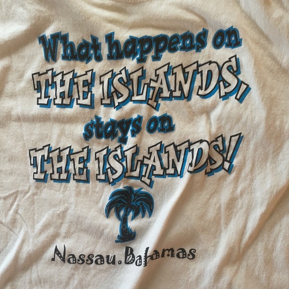 What happens on the island stays on the island‘s T-shirt NWT Medium 100% cotton - Picture 3 of 3